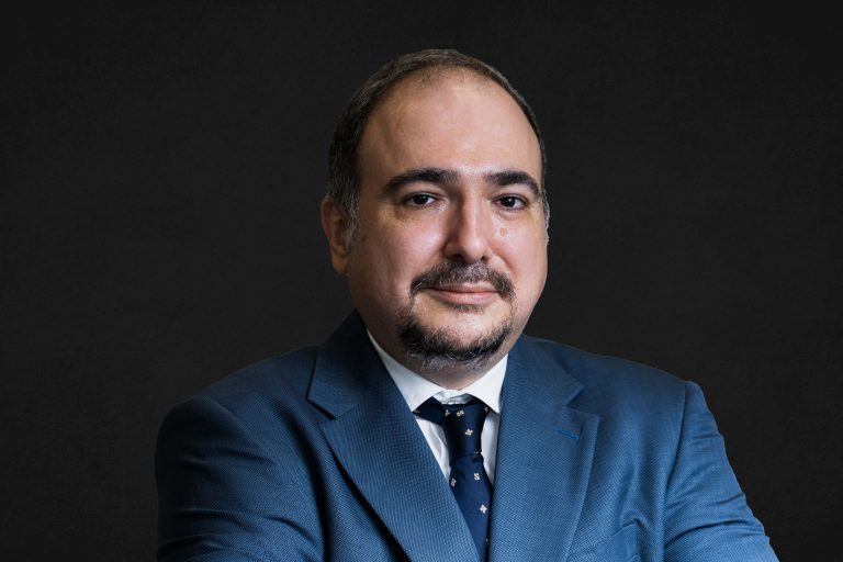 Lorenzo Cifariello: Manager esperto in ingegneria chimica e valutazioni immobiliari, con una forte enfasi sulla sostenibilità e sicurezza